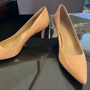ANN TAYLOR “ERYN2” PATENT LEATHER TAUPE KITTEN HEEL PUMP.  SIZE 8.
